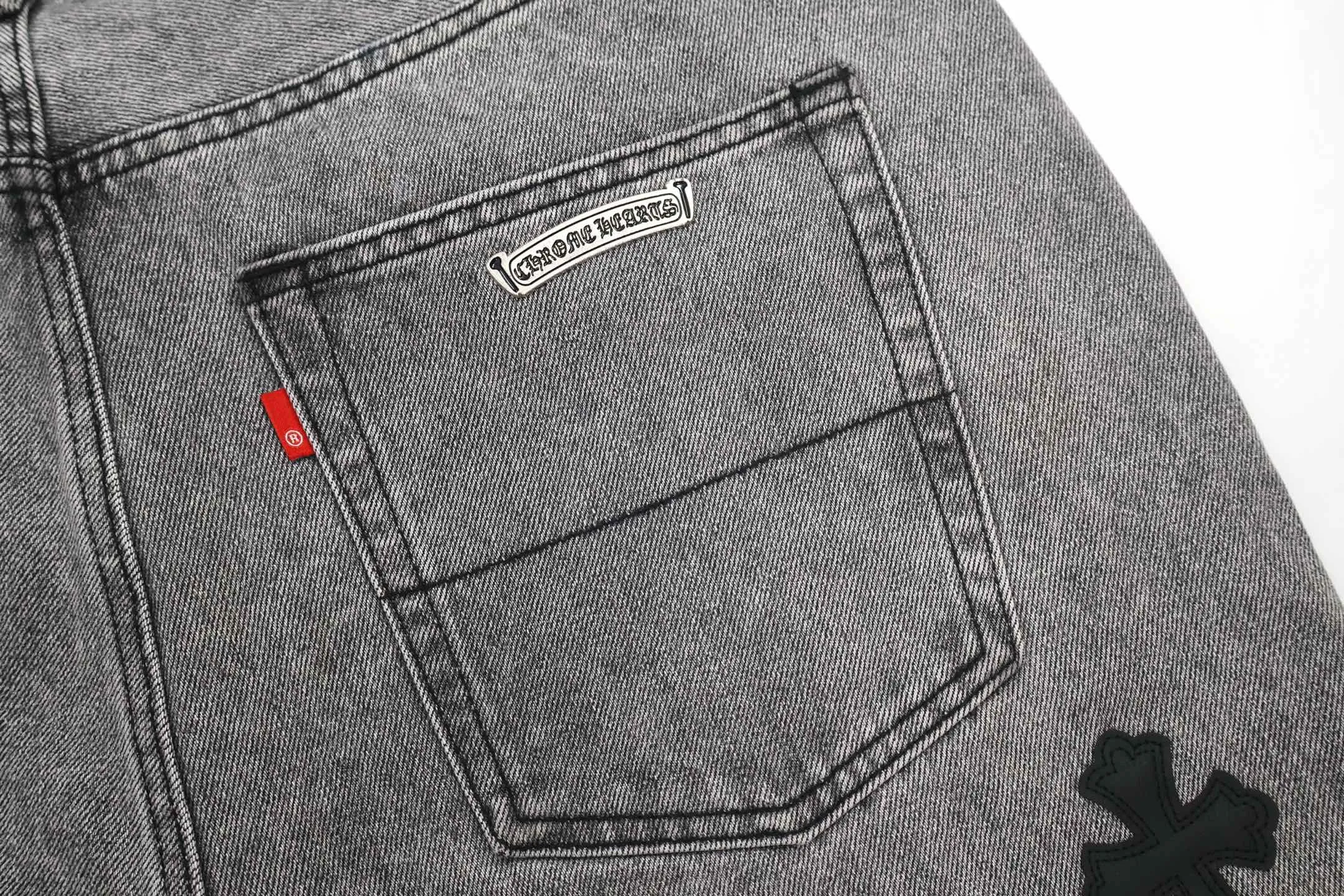 🅿️800 [Exclusive supply] CH Crow Heart Cow King jeans (grey), using genuine levis502 as the base plate, purchased the original version at 5W, heavily washed, frayed and distressed, customized cowhide cross, dyed and fixed to prevent color fading. Fully right-angle fit hand embroidery thread, a total of 5 small silver nails on the whole body, 1 silver medal, 5 Cross Scout flower buttons. The silver content is 85%. It is not made of 925 silver because the silver content is too high and it will easily turn black and oxidize, which affects the appearance. The printing adopts the garment screen water slurry printing process. Size:32/34/36/38